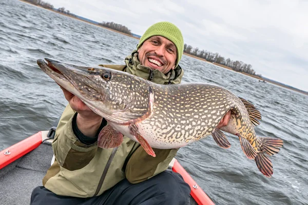 Framgångsrikt Gäddfiske Glad Fiskare Med Stor Fisk Trofé Båten Bakgrund — Stockfoto