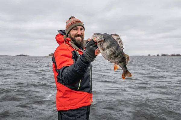 Счастливого Рыбака Большим Кубком Рыбы Лодке — стоковое фото