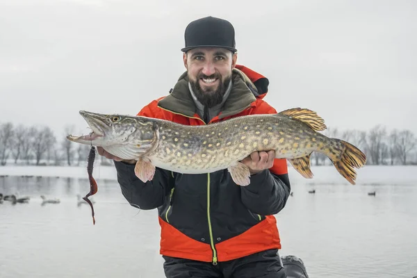 冬季钓鱼 白雪湖带着梭鱼的快乐渔夫 — 图库照片