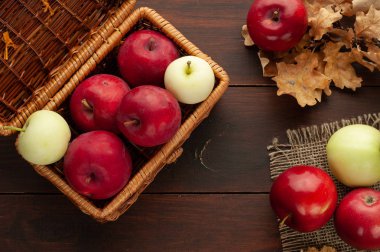 Sepet içinde taze organik elma