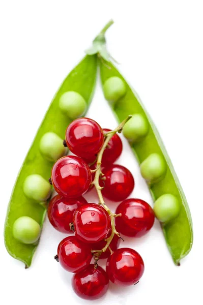 Maturare Succosa Ribes Rosso Pisello Verde Isolato Sfondo Bianco — Foto Stock