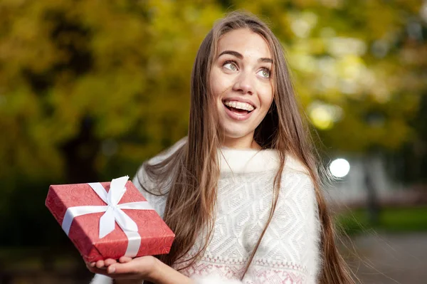 Retrato Uma Menina Sorridente Feliz Segurando Caixa Presente Livre Fundo — Fotografia de Stock