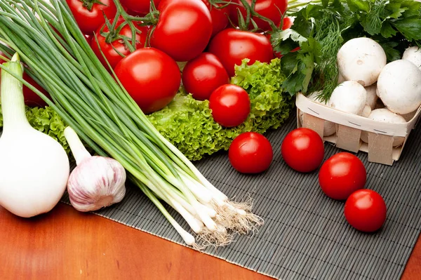 Färska Grönsaker Träbord Vit Bakgrund — Stockfoto