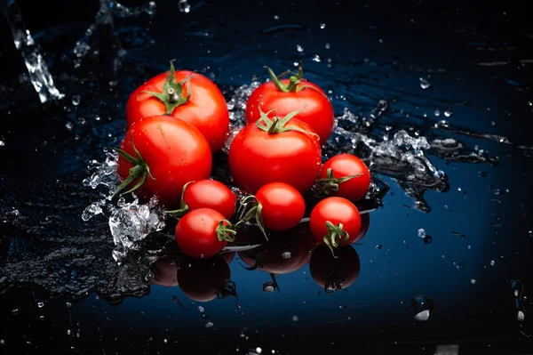 Studio Girato Con Freeze Motion Pomodori Spruzzata Acqua Fondo Nero — Foto Stock