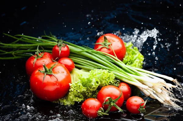Studioaufnahme Mit Gefrierbewegung Von Gemüse Wasserspritzer Auf Schwarzem Hintergrund — Stockfoto