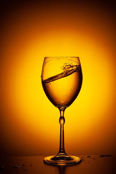 在奥朗的背景上泼水 带水的葡萄酒玻璃 — 图库照片