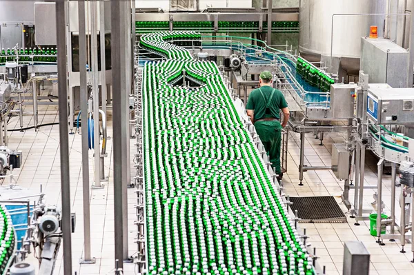 İçecek dolum endüstrisi. Bira Şişe Konveyör bant