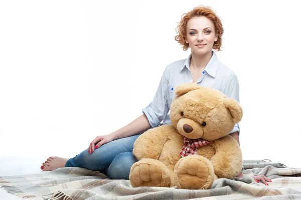 Frau Sitzt Auf Einem Plaid Mit Einem Spielzeug Teddy — Stockfoto