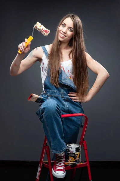 Porträtt Ung Vacker Målare Kvinna Med Paint Roller Och Pensel — Stockfoto