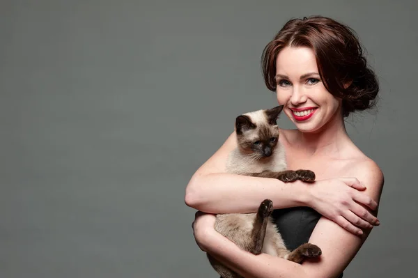 Beautiful Female Holding Cute Siamese Cat Hands Smiling Looking Camera — Stock Photo, Image