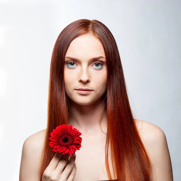 Jovem Mulher Bonita Relaxando Com Flor Gerbera Spa Isolado Fundo — Fotografia de Stock