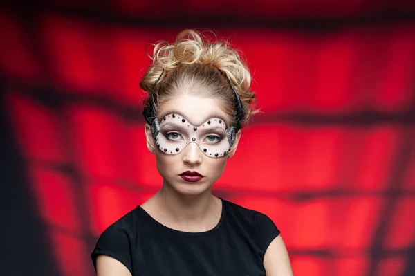 Frau Mit Kreativer Karnevalsmaske Gesicht — Stockfoto