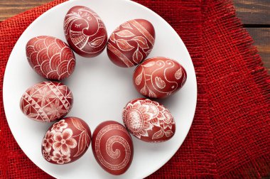 Natürmort Pysanka ile dekore edilmiş Paskalya yumurtaları, siyah ahşap arka plan, üstten görünüm, kopya alanı