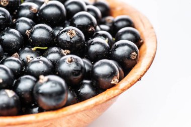 Beyaz arka plan üzerinde kase çilek siyah kuş üzümü