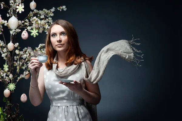 Mooie Jonge Vrouw Die Genieten Van Het Voorjaar Bloei — Stockfoto