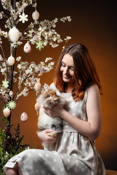 Beautiful Young Woman Enjoying Spring Blooming — Stock Photo, Image