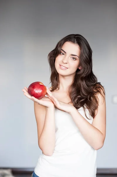 Sağlıklı Dişleri Olan Kırmızı Elma Tutan Gülümseyen Bir Kadın Stüdyoda — Stok fotoğraf