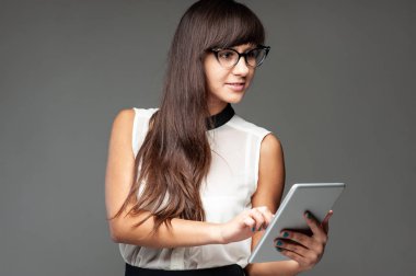 Güzel kadın lise öğrencisi kitaplarla eğitim