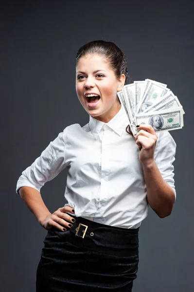 Fröhliche kaukasische Geschäftsfrau im schwarzen Anzug mit Geld — Stockfoto