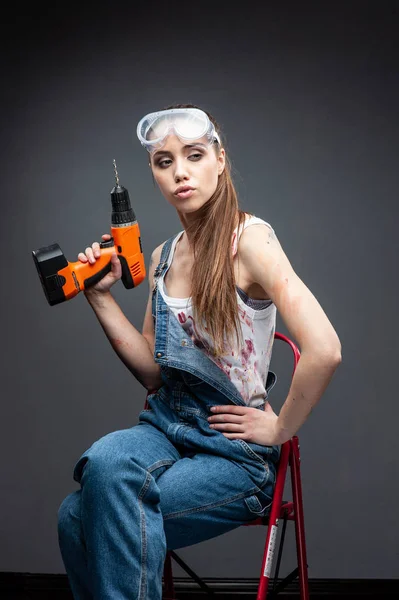 Retrato de mujer constructora con taladro . — Foto de Stock