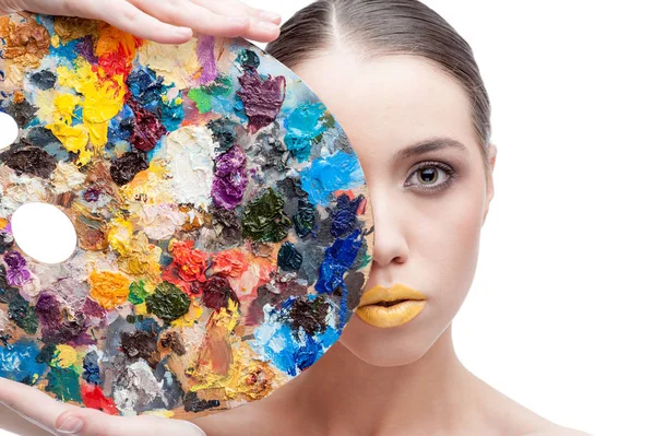 Ragazza con fantasia make-up tiene una tavolozza — Foto Stock