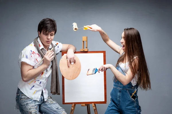 Homem e mulher pintores discutindo projeto de arte — Fotografia de Stock