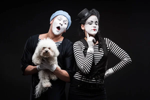 Two funny mimes holding red heart — Stock Photo, Image