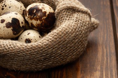 bıldırcın yumurtası çuvala içinde  