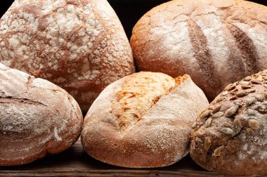 Ahşap masa üzerinde düzenlenmiş ekmek .