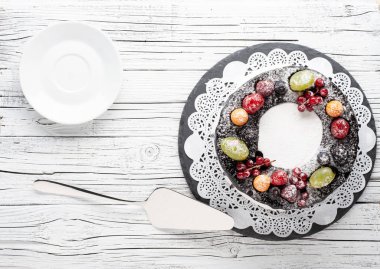 Meyveli kek rustik ahşap arka plan üzerinde.