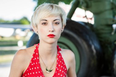 Genç sarışın seksi kadın portresi açık havada pin-up  