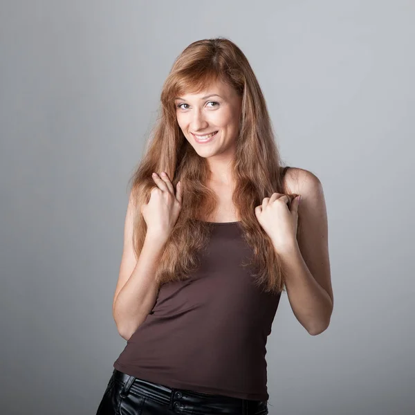 Chica en ropa casual posando sobre fondo gris . —  Fotos de Stock