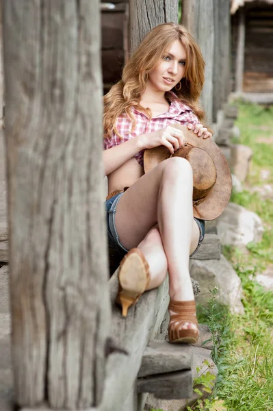 Jovencita con sombrero de vaquero —  Fotos de Stock