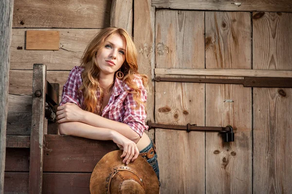 kovboy şapkalı bir genç bayan