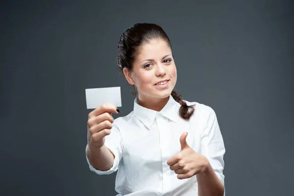 Femme d'affaires avec bannière publicitaire vierge sur blanc — Photo