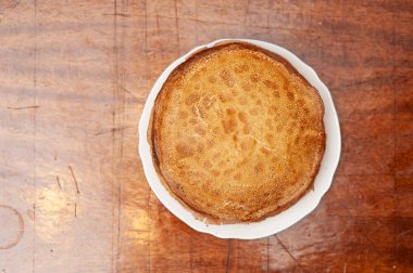 Krep beyaz tabakta. Birçok krep dizilir. 