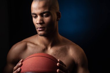 Afro Amerikan erkek basketbol oyuncusu topuyla portresi