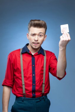 Genç adam giyinmiş rock'n'roll veya rockabilly tarzı. 