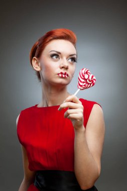 Lolipop olarak bir kalp. Fantastik Makyaj kadın dudaklarında. 
