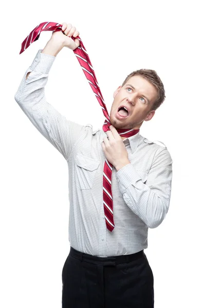 Geschäftsmann. Mann bindet Krawatte im Studio — Stockfoto