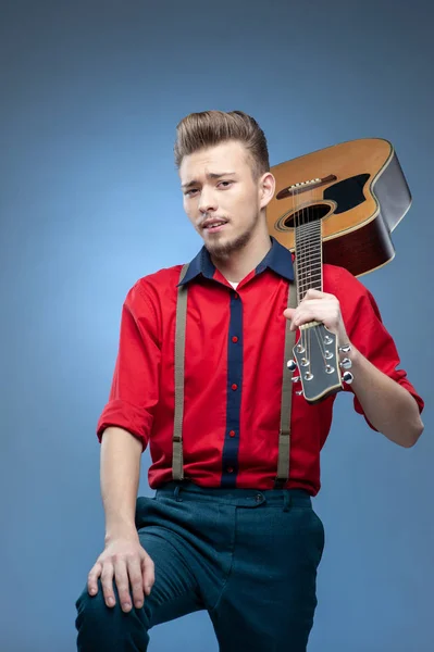 Młody mężczyzna ubrany w rock'n'roll lub rockabilly styl. — Zdjęcie stockowe