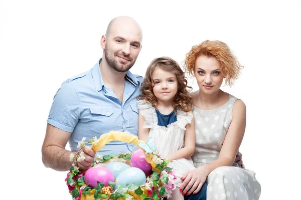 Padres e hija sosteniendo cesta con huevos de Pascua — Foto de Stock