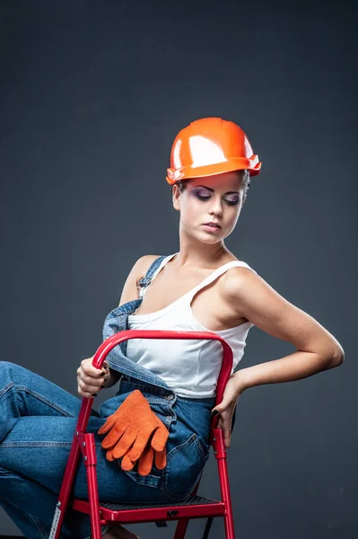 Сексуальная симпатичная девушка, которая строитель, маляр, рабочий в ренове — стоковое фото