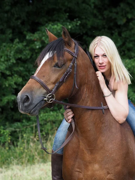Frauen und ihr Pferd — Stockfoto