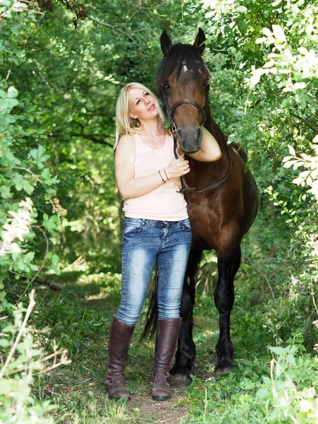 女性と彼女の馬 — ストック写真