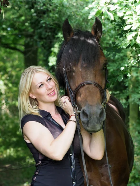 女性と彼女の馬 — ストック写真
