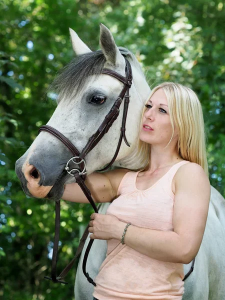 Junge Frau und Pferd — Stockfoto