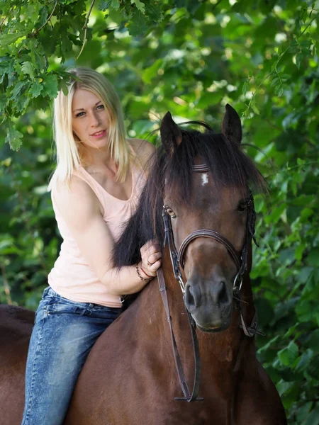 女性と彼女の馬 — ストック写真