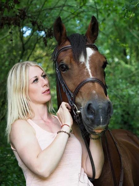 女性と彼女の馬 — ストック写真