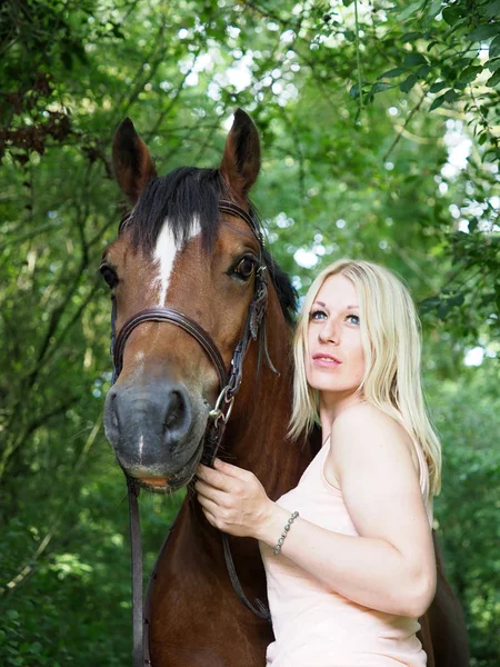 Frauen und ihr Pferd — Stockfoto